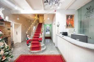 德鲁斯基宁凯阿尔特酒店的一条长长的走廊,上面有红地毯和圣诞树