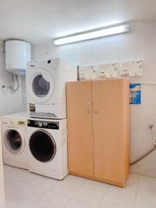 埃尔哥茨拉Juliet housing的洗衣房配有洗衣机和洗衣机