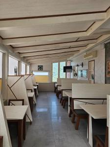罗通达Hotel Sirio的用餐室配有木桌和长椅