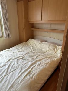 巴勒姆Kobbe的一张未铺床,位于一个木柜的房间