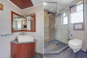 新德里The Royal Galaxy - Sec. 12 Dwarka Metro Station的浴室配有卫生间、盥洗盆和淋浴。