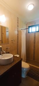 洛哈La Rivera Chamba的一间带水槽、卫生间和淋浴的浴室