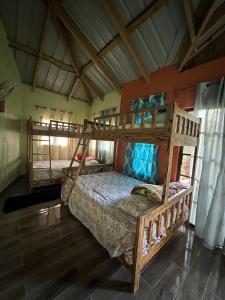 哈拉瓦科阿Villa en manabao, Jarabacoa.的一间卧室配有双层床
