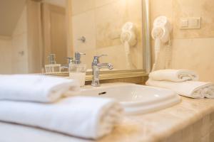波拉齐克Villa Rustica的浴室配有盥洗盆、镜子和毛巾