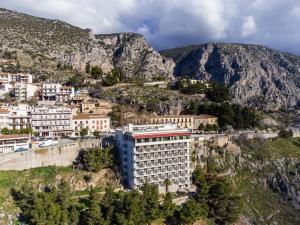 特尔斐V Hotel Delphi的山上小镇的空中景色