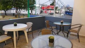 曼塔Park View Hostel & Suites的两张桌子和椅子,享有城市美景