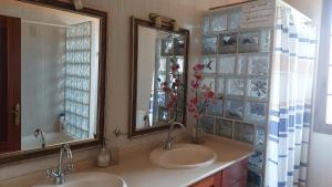 特格斯特安娜加托旅馆的一间带两个盥洗盆和大镜子的浴室