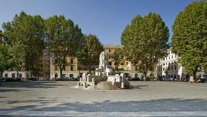 罗马Klioos Apartment Testaccio的坐在街道中间的雕像