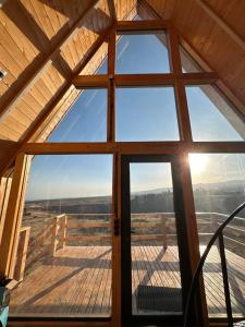 AshtarakA Frame Denver的小屋内设有一个大窗户,享有风景。