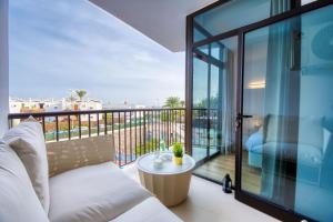 圣巴托洛梅Suite Guinea 506 by Homestaygrancanaria的阳台配有沙发,享有海景。