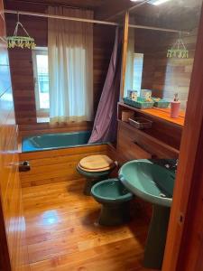 奥温多利Casa in centro storico stile chalet di montagna的浴室配有盥洗盆、卫生间和浴缸。