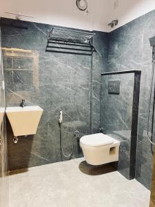 卡尔佩特塔OssumLife Home Stay的一间带卫生间和水槽的浴室
