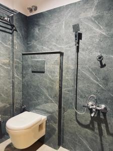 卡尔佩特塔OssumLife Home Stay的带淋浴和卫生间的浴室。