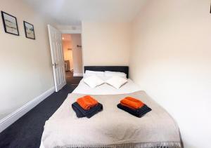 布里斯托Charming Flat in Central Bristol的卧室配有2个橙色枕头