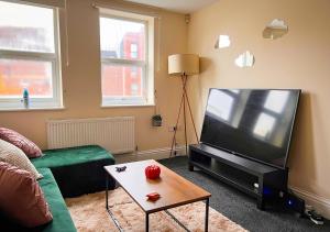 布里斯托Charming Flat in Central Bristol的客厅配有大屏幕平面电视