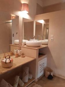 马拉喀什Riad Nour, Maison de charme.的一间带水槽和镜子的浴室