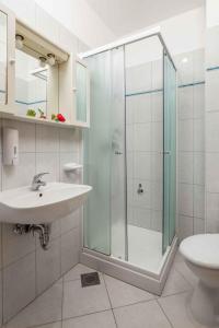 克拉列维察Two-Bedroom Apartment in Kraljevica II的带淋浴和盥洗盆的浴室