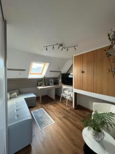 瑟堡Appartement type loft avec terrasse的客厅配有沙发和桌子