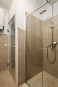 里耶卡Apartments Neo的浴室里设有玻璃门淋浴