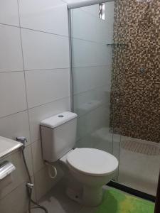 圣米格尔-杜斯米拉格里斯Propriedade patolo的一间带卫生间和玻璃淋浴间的浴室