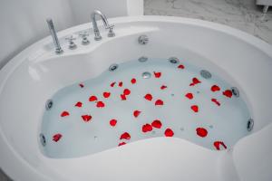奥赫里德Delago的白色浴缸,上面有红色的心