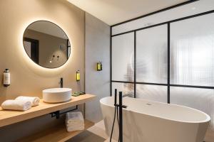卢戈Sercotel EsteOeste的带浴缸、水槽和镜子的浴室