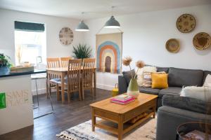 阿宾汉姆Sam's Place Apartment in Uppingham, Rutland的客厅配有沙发和桌子