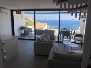 罗萨斯Joan Timoneda Agradable villa con vistas al mar y 2 parking的带沙发的客厅,享有海景