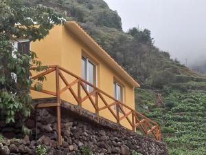Madalena do MarLevadinha - Nature guest house的山边的黄色房子