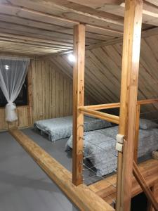 Pirts Muzejs的小屋内带两张双层床的客房