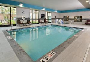 德梅因得梅因市中心汉普顿套房酒店的在酒店房间的一个大型游泳池