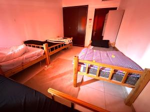 阿布扎比Corniche AD - For Males "Peaceful Bed Space"的客房享有高空的景致,配有2张双层床。