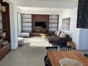 安托法加斯塔Hermoso departamento ful amueblado nivel ejecutivo的客厅配有沙发和桌子