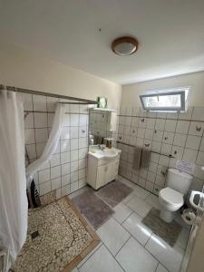 勒迪亚芒迪亚曼特凯杰奥公寓的一间带卫生间和水槽的浴室