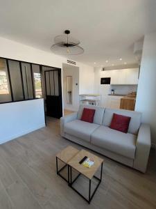 芒通Appartement moderne refait à neuf - 4 couchages - MENTON的客厅配有沙发和桌子