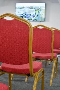 PampatarAquarius Hotel Boutique的两张红色椅子坐在桌子旁边