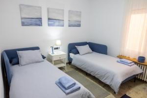 圣伊拉里奥-萨卡尔姆Ca la Pauleta的一间设有两张床铺和毛巾的房间