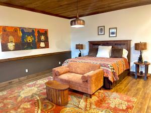 蓝岭The Dogwood Inn的一间卧室配有一张床、一张沙发和一把椅子