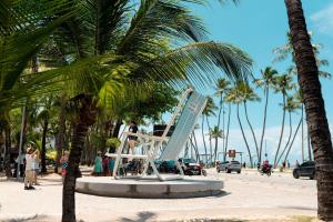 马塞约Prédio com excelente custo benefício!的棕榈树和人造海滩上的纪念碑