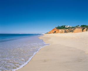 韦尔都勒博邓斯多拉达海滩俱乐部酒店的一片拥有大海和蓝天的海滩