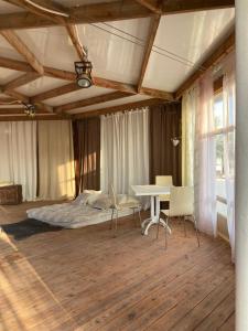 ‘Ezuz内格夫托比纳沙漠旅馆的卧室配有一张床和一张桌子及椅子
