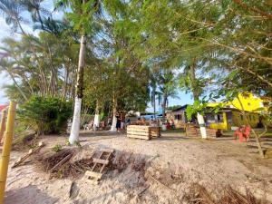 伊利亚孔普里达Frente ao Mar的海滩上种有树木和椅子的游乐场