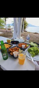 伊利亚孔普里达Frente ao Mar的一张桌子,上面有一盘食物和饮料