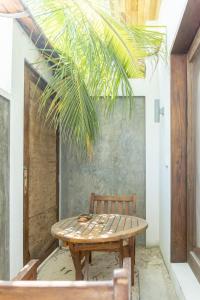 拉斯杜Brickwood Ganduvaru Private Villas的棕榈树间木桌和长凳