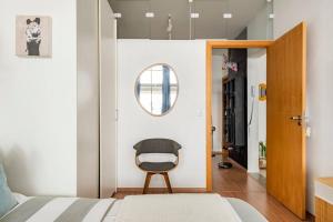 圣保罗Apartamento no Centro - 1 quarto Edifício Copan的一间卧室配有一张床和一把椅子