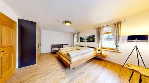 厄茨Ferienhaus Hennewinkl的一间卧室设有两张床和窗户。