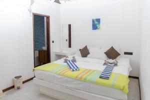 拉斯杜Brickwood Ganduvaru Private Villas的一间卧室配有带毛巾的床