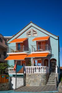 里科索翁Belleza Villa的一座大型房子,设有橙色阳台和楼梯