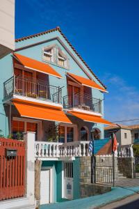 里科索翁Belleza Villa的街上带橙色阳台的房子