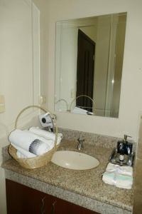 瓜亚基尔Vacation Family Dept 2 Via Costa American Consulate的浴室的柜台设有水槽和镜子